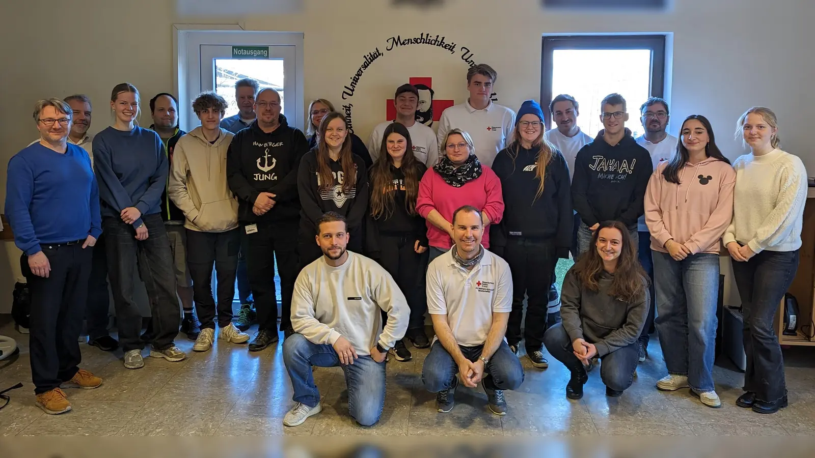 Die Teilnehmer des letzten Grundlehrgangs Betreuungsdienst in Weilheim mit Lehrgangsleiter Thomas Bieringer (Mitte, kniend). (Foto: BRK-Kreisverband)