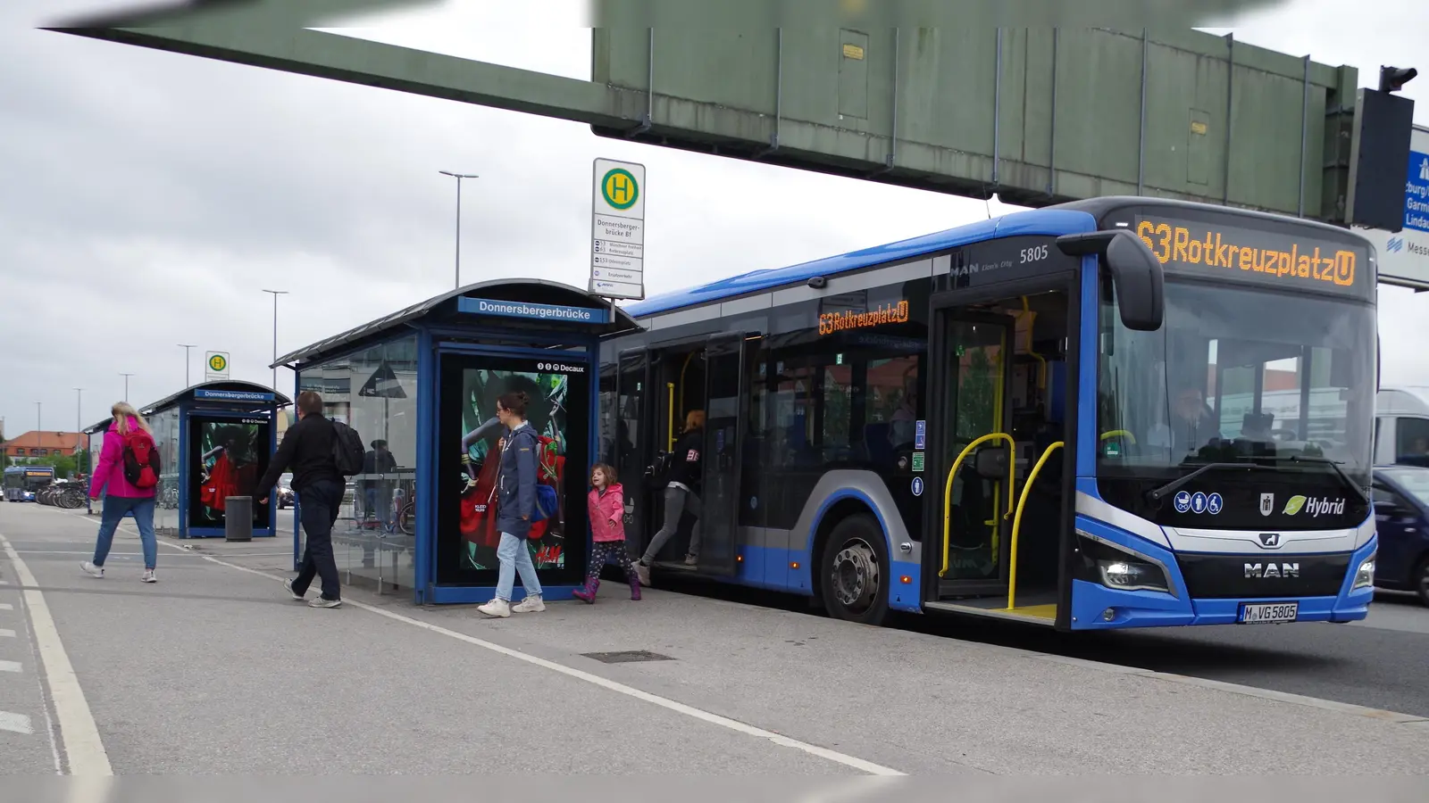 So freie Bahn zum Überqueren des Fuß- und Radweges haben Passanten, die an der Ostseite der Donnersberger Brücke aus dem Bus steigen, nur selten. (Foto: Beatrix Köber)