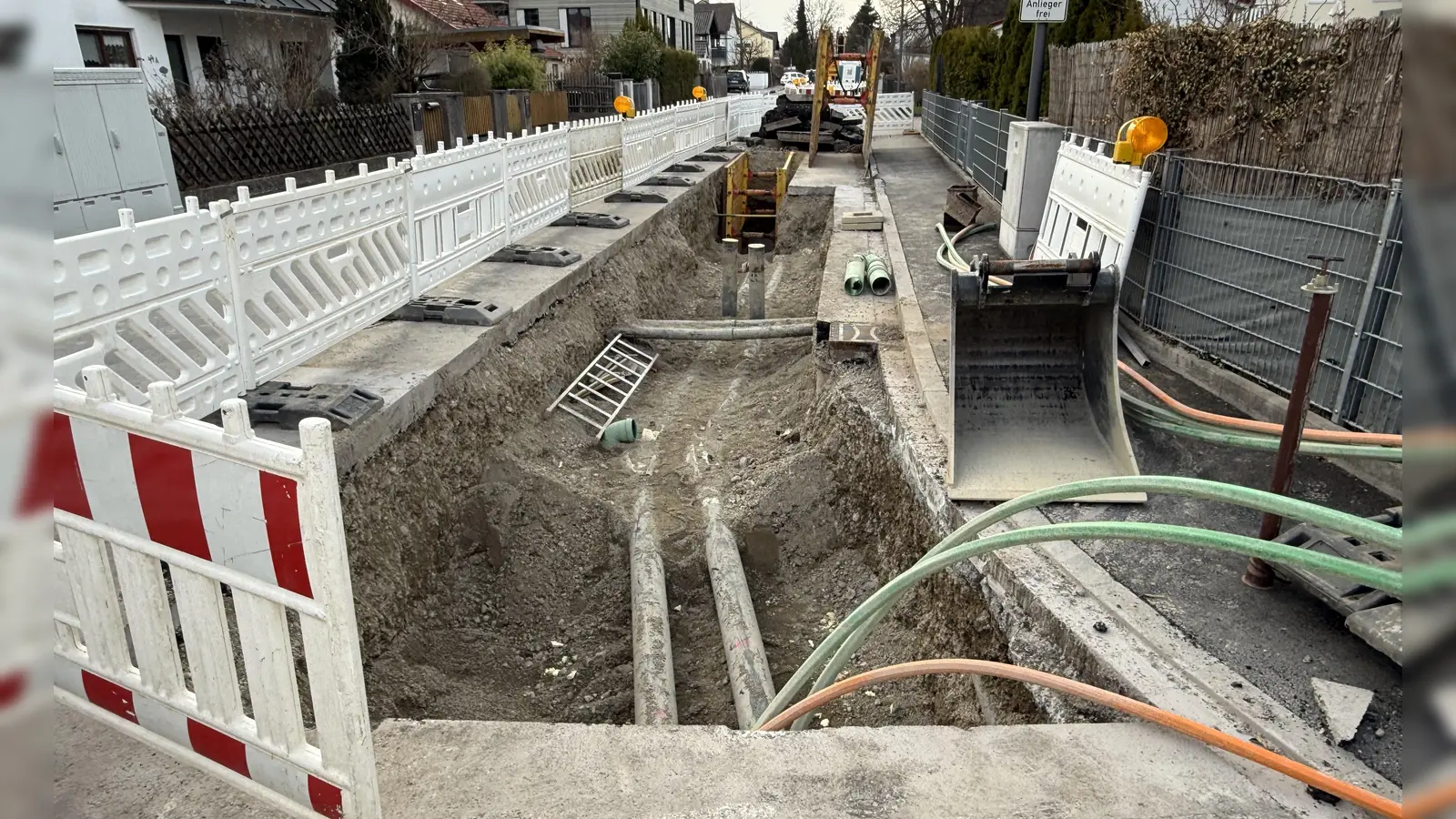 Strom, Wasser, Wärme – unter dem Straßenbelag liegen die unterschiedlichen Leitungen. (Foto: pst)