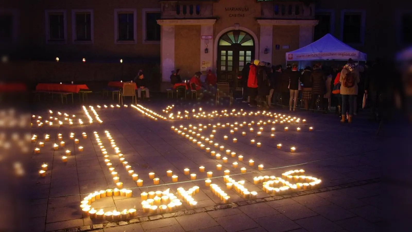 Ein Flammenkreuz der Solidarität. (Foto: Caritas Marianum)