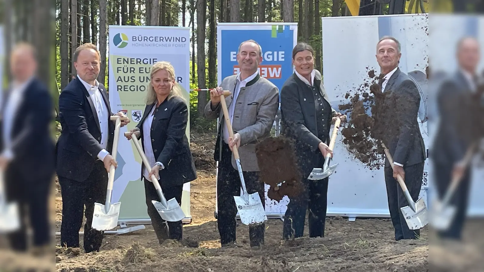 Packten tatkräftig mit an beim 1. Spatenstich für das 1. Windrad im Höhenkirchner Forst (v.l.): Landrat Robert Niedergesäß (Ebersberg), Brgm. Inge Heiler (Egmating), Wirtschaftsminister Hubert Aiwanger, Brgm. Mindy Konwitschny und Brgm. Andreas Lutz (Oberpframmern).  (Foto: hw)