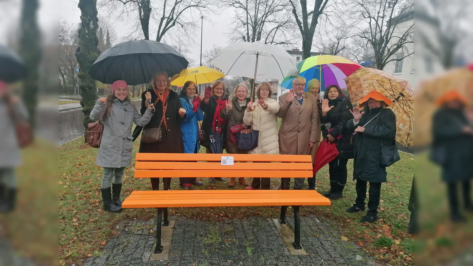 „Stop der Gewalt gegen Frauen”: die Orange-Bank am Pippinplatz soll dies zum Ausdruck bringen. Zur Eröffnung kamen der zweite Bürgermeister Jürgen Sklarek und Michaela Thiel aus dem Umweltamt (l.) sowie Mitglieder des Clubs „Soroptimist Fünfseenland/Herrsching“. (Foto: C.Jans)