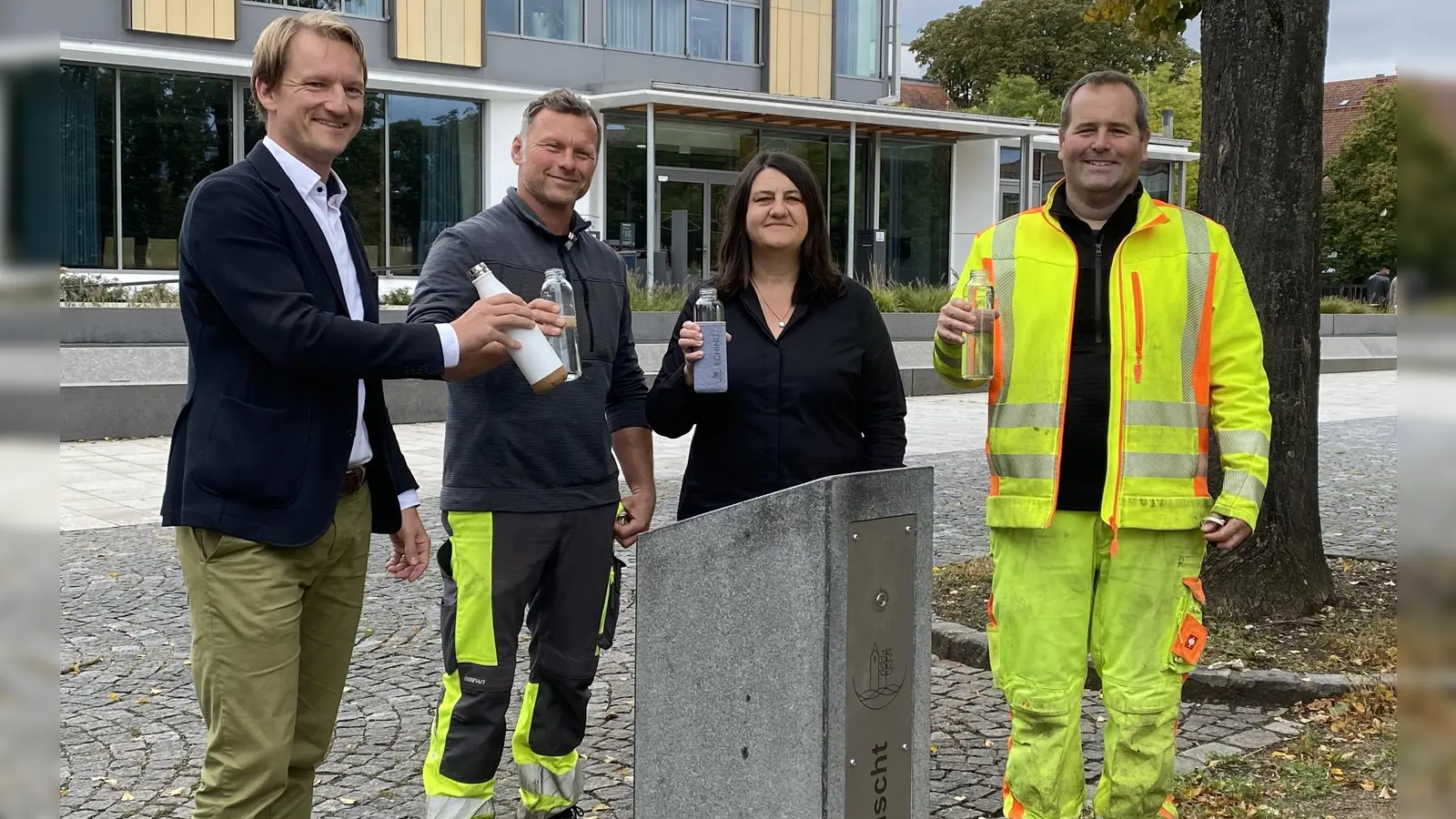 Bürgermeister Sebastian Thaler, Martin Maurus (Bauhof), Dr. Claudia Tischner (Sachgebiet Umwelt, Klima und Mobilität) und Martin Lohmeier (Bauhof) (v.l.) eröffneten den neuen Trinkwasserbrunnen auf dem Bürgerplatz. (F.: © Gem. Eching)