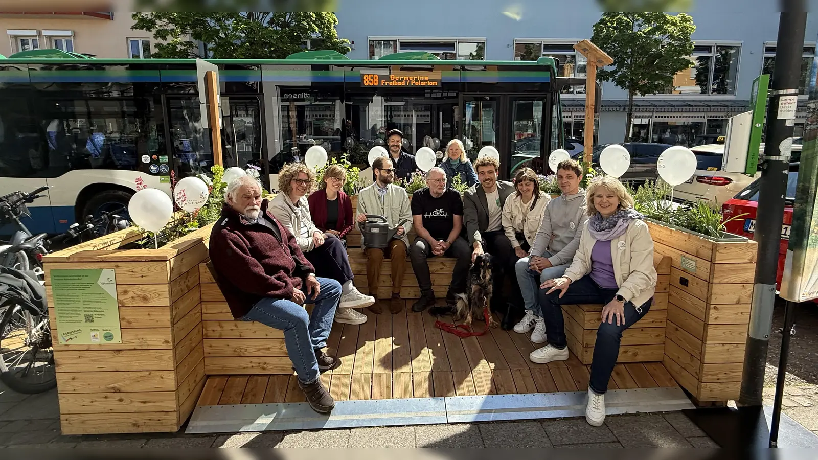 Probesitzen bei der Einweihung der neuen Parklets.  (Foto: pst)