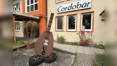 Die Fassadenfarbe hat sich im Laufe der Jahre geändert, die Gitarrenskulptur als Markenzeichen der Cordobar ist geblieben. (Foto: pst)
