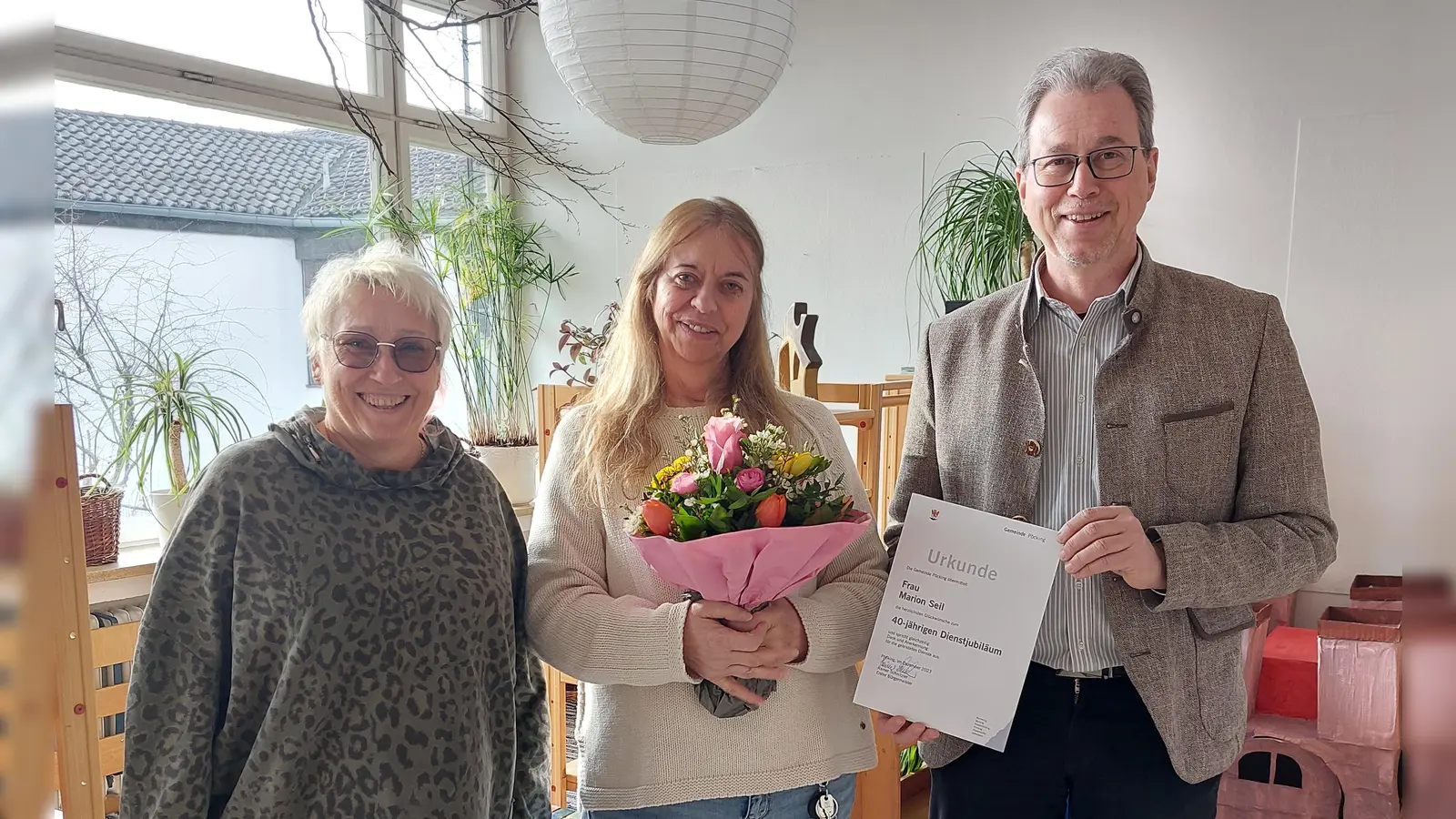 Pöckings Bürgermeister Rainer Schnitzler und Claudia Schmid (stellv. Kindergartenleiterin) gratulierten Marion Seil zum Dienstjubiläum. (Foto: Gemeinde)