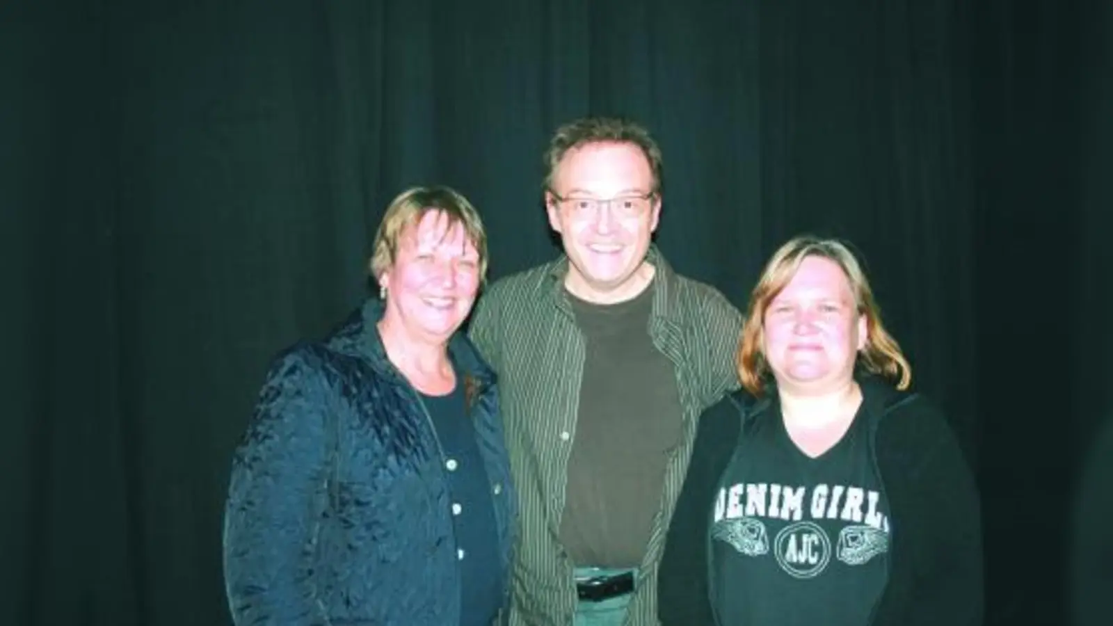 Die zwei glückliche Gewinnerinnen des „Meet &amp; Greet”,<br>Ute Krauß (l.) und Vera Vogel beim Treffen mit Josef Hader. (Foto: rp)