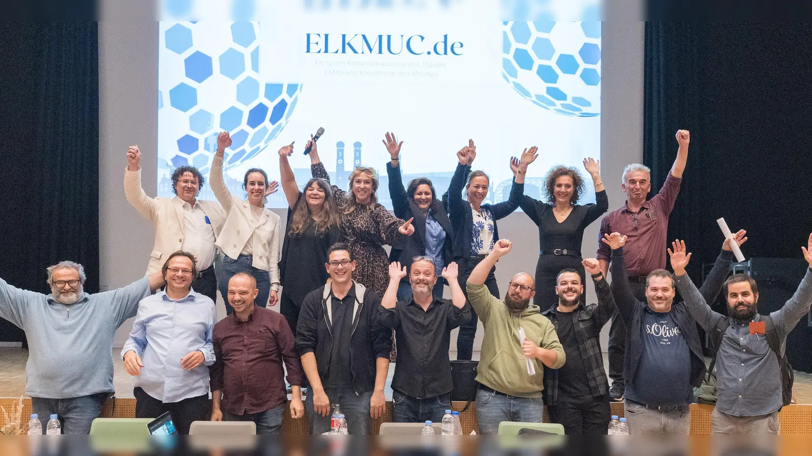 In München hat sich eine neue griechische Gemeinde formiert und ihre erste offizielle Mitgliederversammlung abgehalten. U.a. im Bild, obere Reihe: Vizevorsitzende Kalliopi Mane (4. von links), Gründungs- und Vorstandsmitglied Sofia Tsaka (5. von links); untere Reihe: Vereinsvorsitzender Nikolaos Palagkas (5. von links). (Foto: ELKMUC)