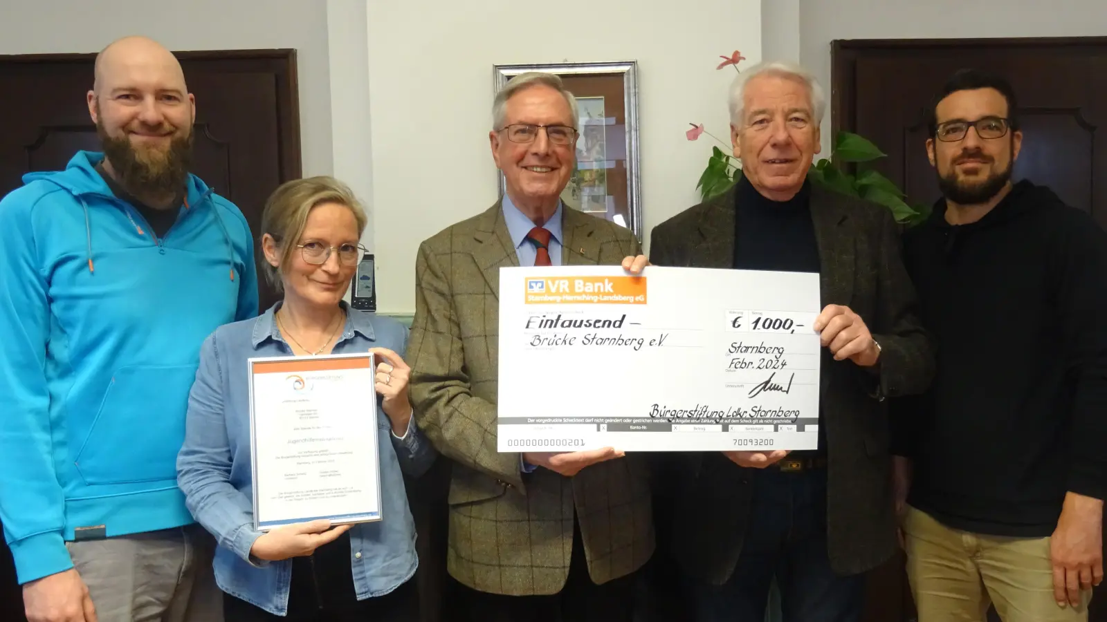 Freude bei der Spendenübergabe (von links): Richard Wutte, Nina Ritter (Mitarbeiter Brücke), Gerd Weger (1. Vorsitzender Brücke), Gustav Huber (Geschäftsführer Bürgerstiftung) sowie Michael Greitemeyer (Mitarbeiter Brücke). (Foto: Bürgerstiftung)