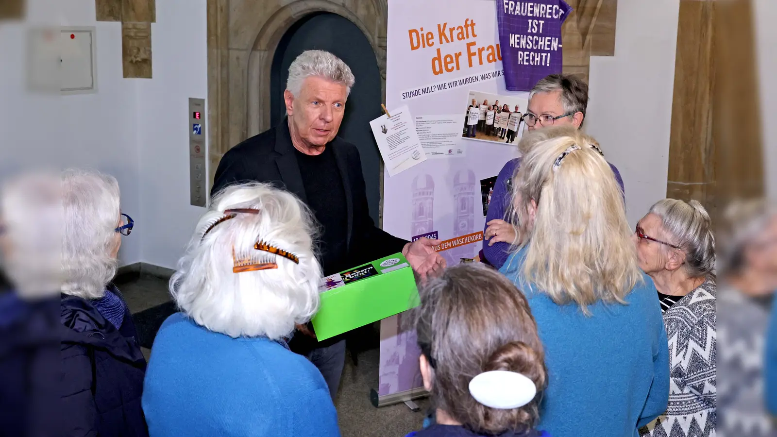 Oberbürgermeister Dieter Reiter eröffnete die Ausstellung „Die Kraft der Frauen“ im Rathaus. Sie ist bis zum 9. Februar zu sehen.  (Foto: Christopher Haarhaus/ Presseamt)