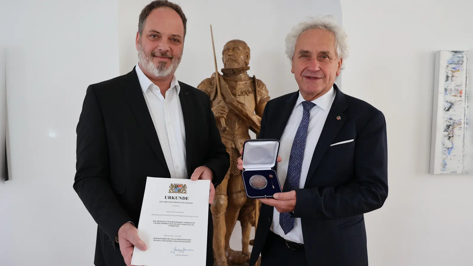 Landrat Helmut Petz (r.) und OB Tobias Eschenbacher arbeiteten jahrelang Hand in Hand. (Foto: LRA Freising)