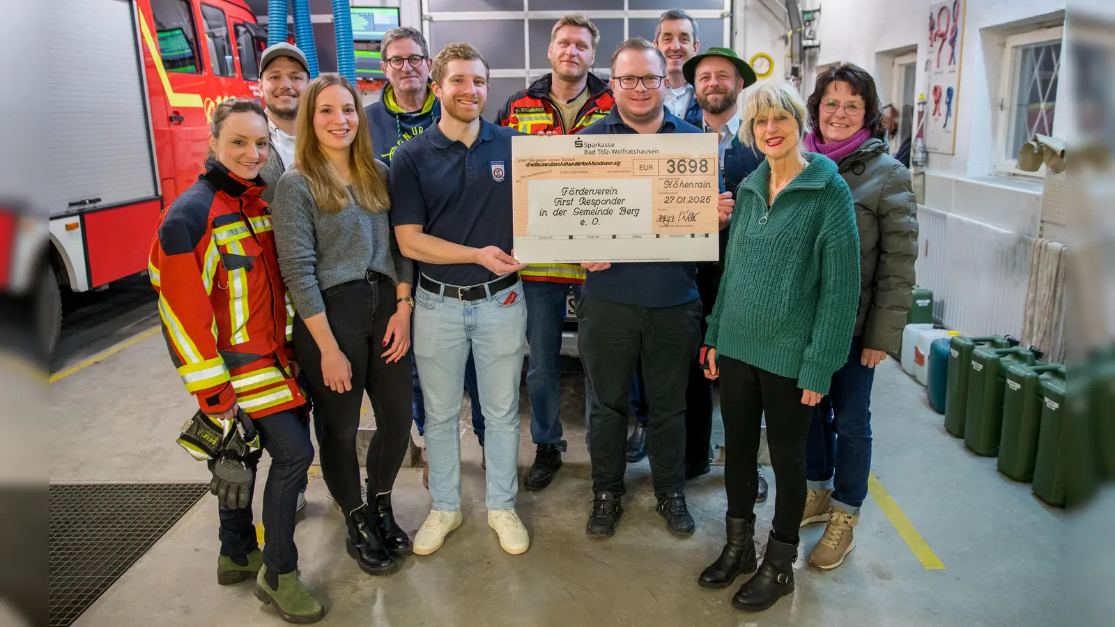 Bei der Spendenübergabe waren dabei (v. l.): Bianca Kraus (Feuerwehr), Max Haberl (Goaßlschnoizer), Lisa Diehl (Burschen), Gerald Urban (Organisator Adventsmarkt), Michi Buchner (First Responder), Stefan Eisgruber (Feuerwehr), Michi Fuchs (First Responder), Markus Pfeiffer (Kolpingsfamilie), Hansi Buchner (Trachtenverein), Prof. Sissi Closs (FSV) und Helga Müller (Schützen). (Foto: privat)
