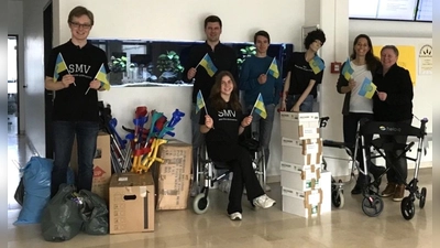 Die Organisatoren der Aktion mit den gesammelten Spenden (von links): Daniel Tibursky, Daniel Liebetruth, Antonia Wolz, Alexander Chereji, Mailin Schwarzmaier und Lesya Früchtl.  (Foto: Max-Born-Gymnasium)