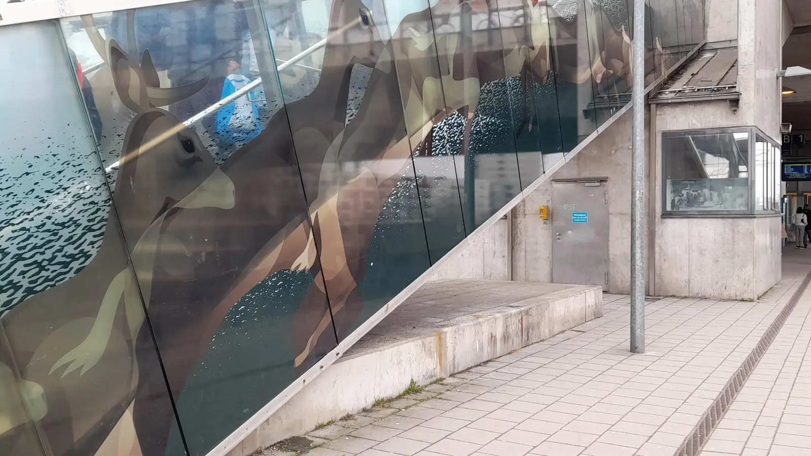 Die Steinsockel unter den Treppenaufgängen könnten sich alsbald zum bequemen Sitzen eignen. Die Deutsche Bahn will die Nachrüstung mit Sitzgelegenheiten prüfen. (Foto: kö)