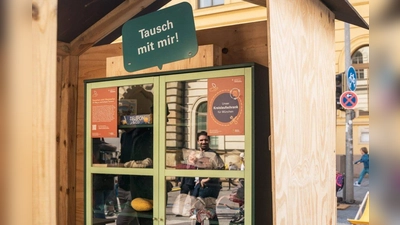 Dieser Schrank wartet nacheinander in verschiedenen Stadtbibliotheken auf gut erhaltene Dinge und Menschen, die sie gebrauchen können.  (Foto: sarahjanskyphoto)