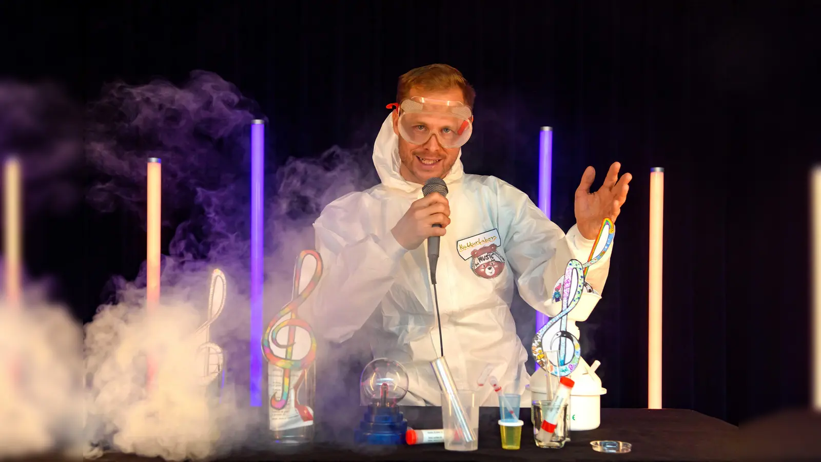 Martin Pollok führt zusammen mit Irina Firouzi durch das Programm. (Foto: Chris Frenzel)