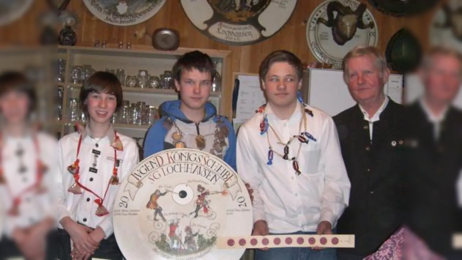 Flankiert von Maximilian Schuster und Thomas Faistauer (l.) freut sich Jugendschützenkönig Remo Kempa über seinen Erfolg. Dank Ehrenschützenmeister Rupert Schauer (r.) war er zudem der Erste, der sich auf der neuen Jugend-Schützenscheibe verewigen konnte. (Foto: pi)