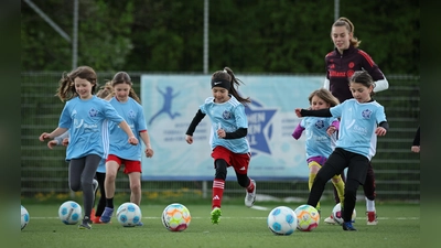 Mädchen an den Ball beim Training. (Foto: BIKU gGmbH, Fotograf Stefan Matzke / sampics)