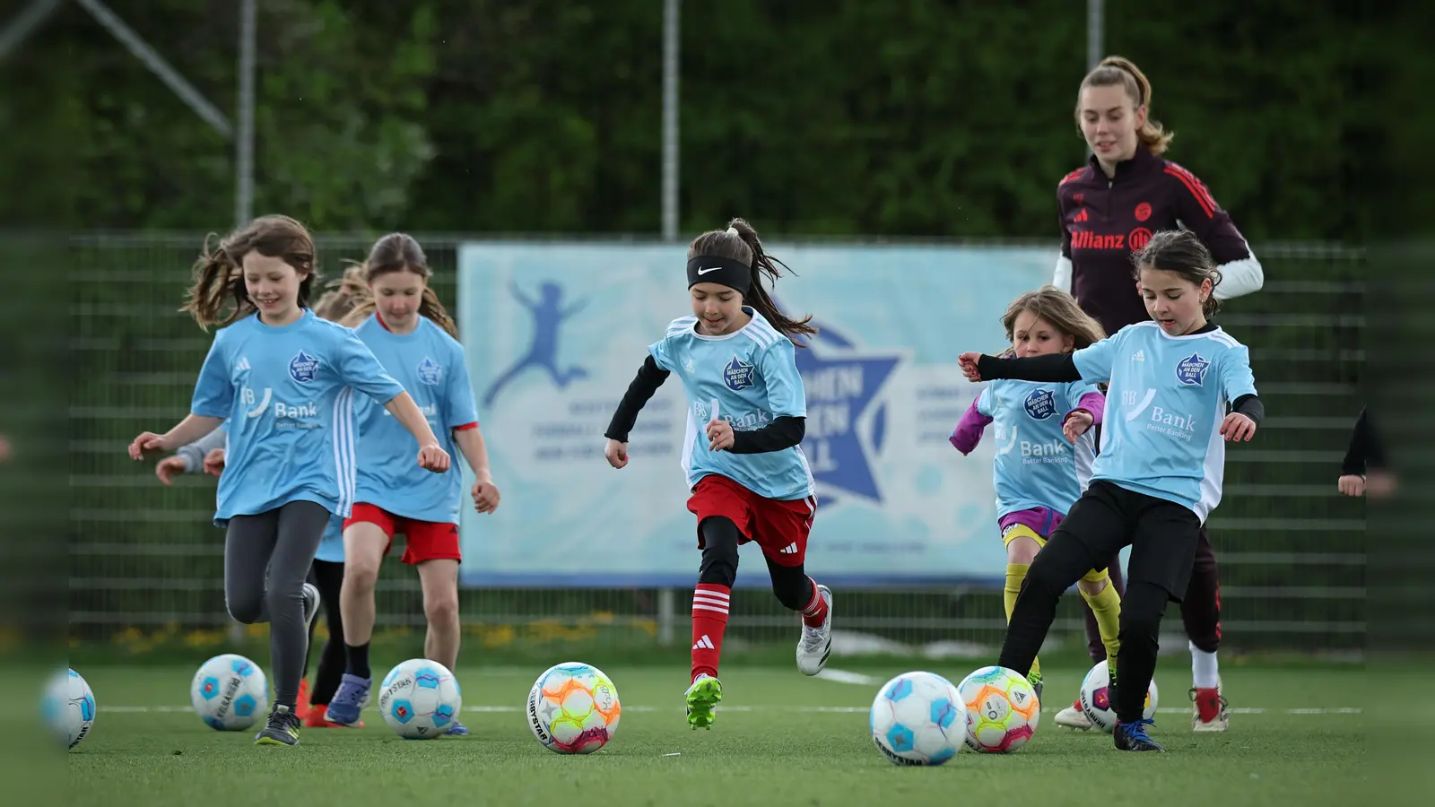 Mädchen an den Ball beim Training. (Foto: BIKU gGmbH, Fotograf Stefan Matzke / sampics)