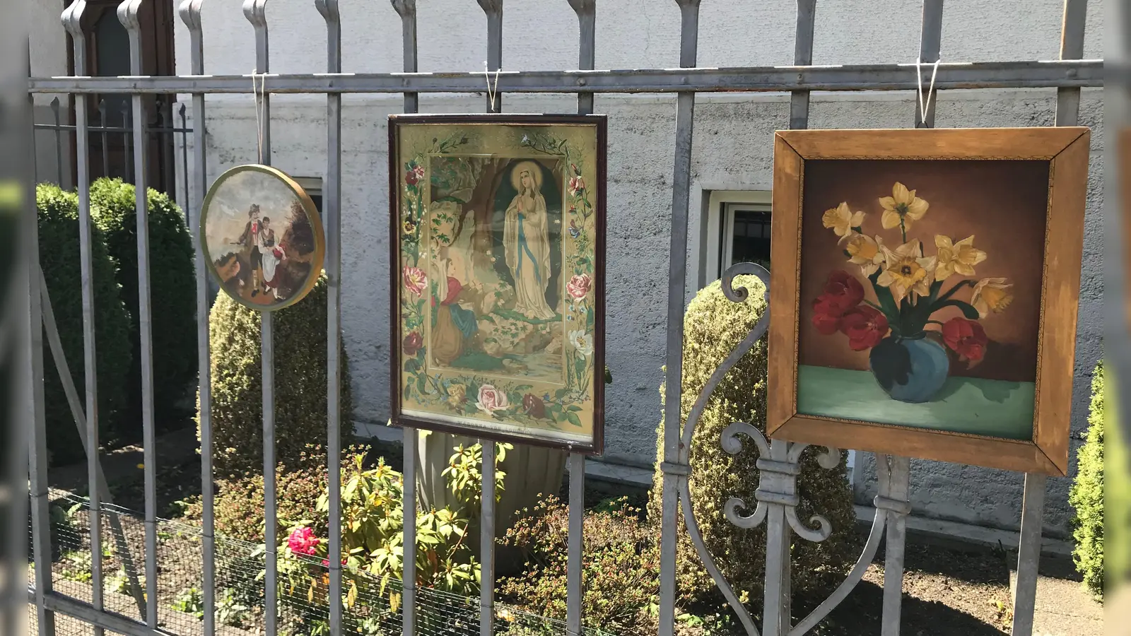 Bei den Hofflohmärkten wird der Hof zur Bühne für die privaten Schätze, die ihren Besitzer wechseln sollen.  (Foto: hw)