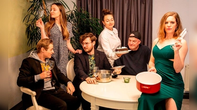 Was als romantisches Dinner geplant war, wird zum Desaster: v.l. Thomas J Heim, Jessica Dauser, Julian Brodacz, Katja-Lisa Engel, Simone Krischke und Wolfgang Preussger. (Foto: Rossstall-Theater)