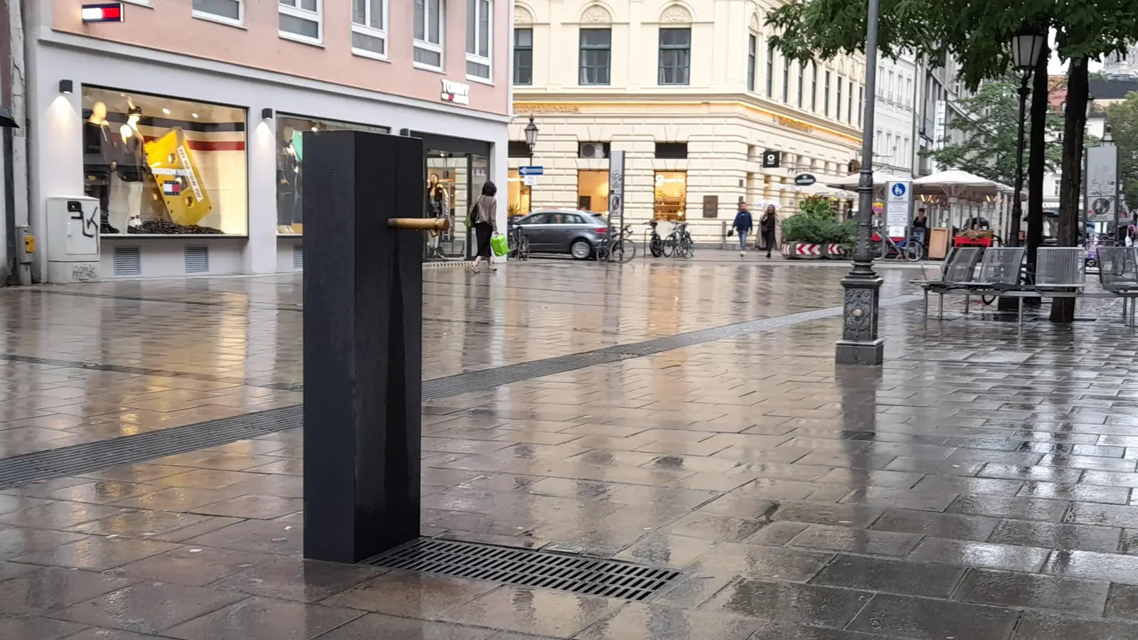 Mit Beginn der Brunnensaison 2020 gingen neue Trinkbrunnen wie dieser in der Sendlinger Straße in Betrieb. Weitere Trinkwasserspender sind für die nächsten Jahre geplant. (Foto: Beatrix Köber)