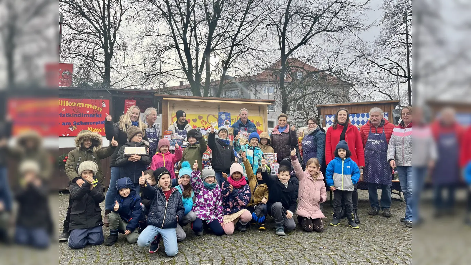 Vor Ort Freude und Glück verschenken: Schulleiterin Claudia Jarosch (hinten links), Alexandra Wenzel (r.) und Nathalie Häuser (3.v.r.) vom Elternbeirat und Ana-Maria Pop (5.v.r.) von der Mittagsbetreuung mit Grundschülern und Tafel-Mitarbeitern bei der Geschenkeübergabe. (Foto: Ulrike Seiffert)