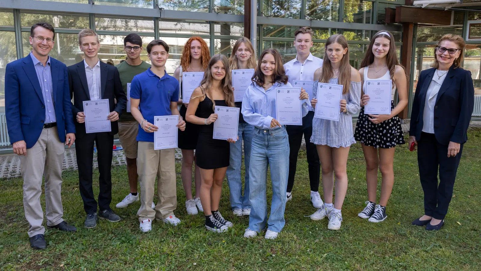 Respekt! Landrat Stefan Frey (links) und Schulamtsdirektorin Karin Huber-Weinberger (rechts) ehrten die Mittelschulbesten (zwischen beiden von links) Noah Flämig, Maximiliano Romero-Klaus, Maxim Elsäßer, Laura Kennedy, Merle Haastert, Julia Mueller, Edina Mousilli, Peter Ledovski, Zita Pollert und Antea Zilic.  (Foto: LRA)