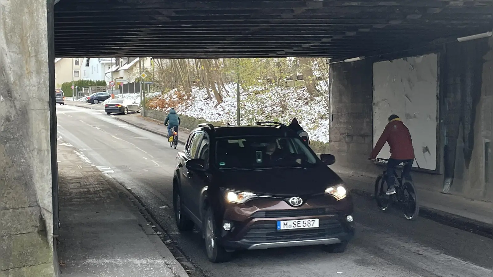 Ganz schön eng: Das Auto und der Radfahrer kommen gerade so in der Limesunterführung aneinander vorbei.  (Foto: pst)