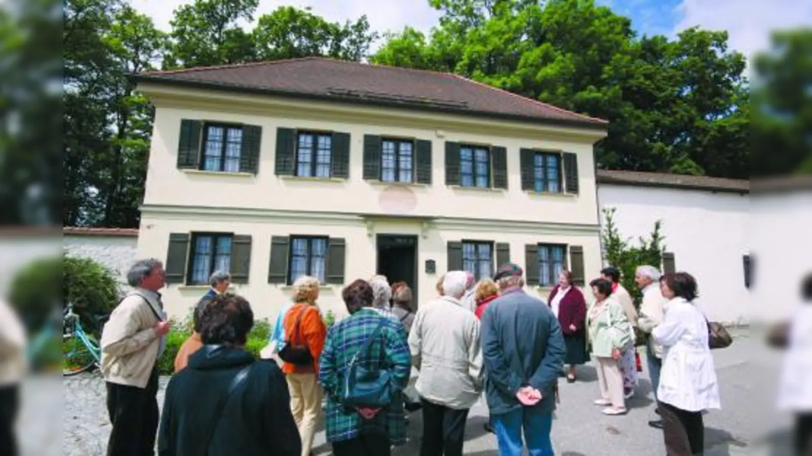 Die Reisegruppe der AWO Pasing vor dem Lenbach-Geburtshaus in Schrobenhausen. (Foto: pi)