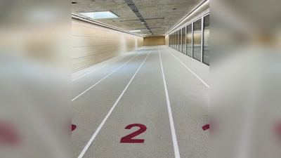 Der Sprinttunnel im Untergeschoss bekommt durch Oberlichter Tageslicht. (Foto: Birgit Doll)