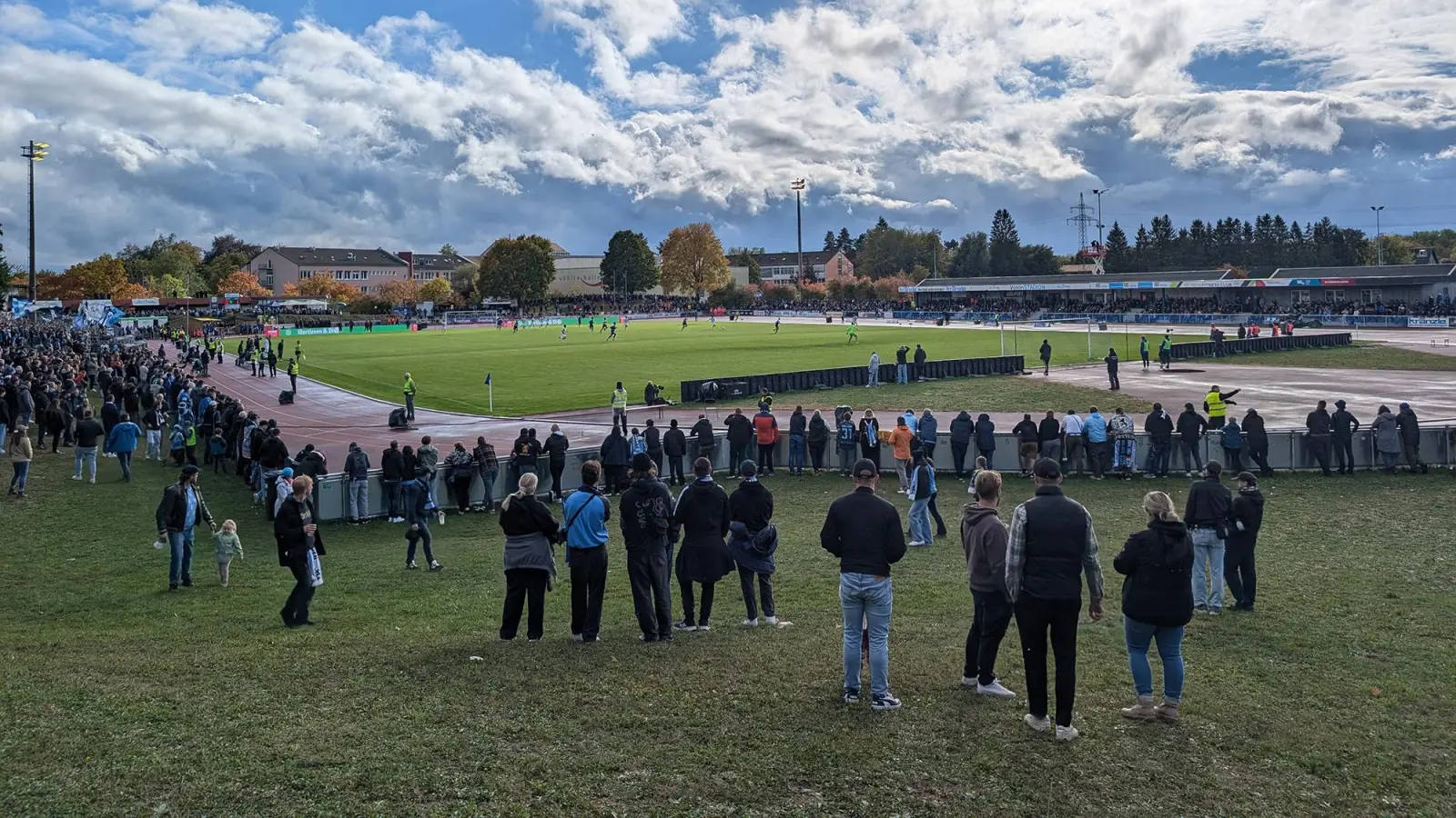 Vöhlinstadion Illertissen: weitläufiges Fußballstadion mit Leichtathletikanlage. (Foto: M. Forster)