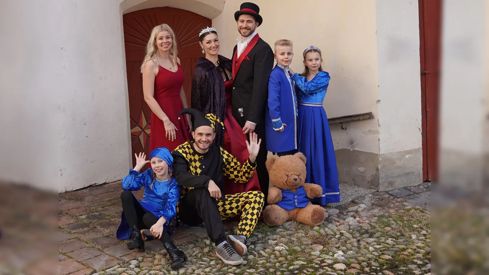 Die Dreigestirne der Grafinger Faschingsbären freuen sich auf die bevorstehenden tollen Tage.  (F: Verena Saißreiner)