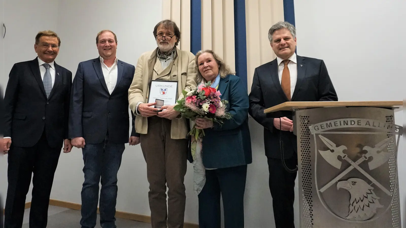 Übergabe der Bürgermedaille: Thomas Halt (m.) mit seiner Ehefrau Barbara und den drei Allinger Bürgermeistern. (Foto: Gemeinde Alling)
