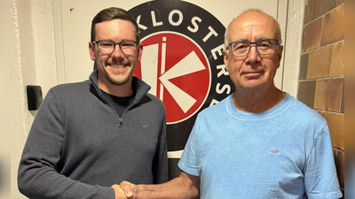 Der neue Sportliche Leiter Marc Kerndl (links) und Max Kreitmaier aus der Führungsmannschaft haben beim EHC Klostersee derzeit viel zu tun. (Foto: smg/EHC)