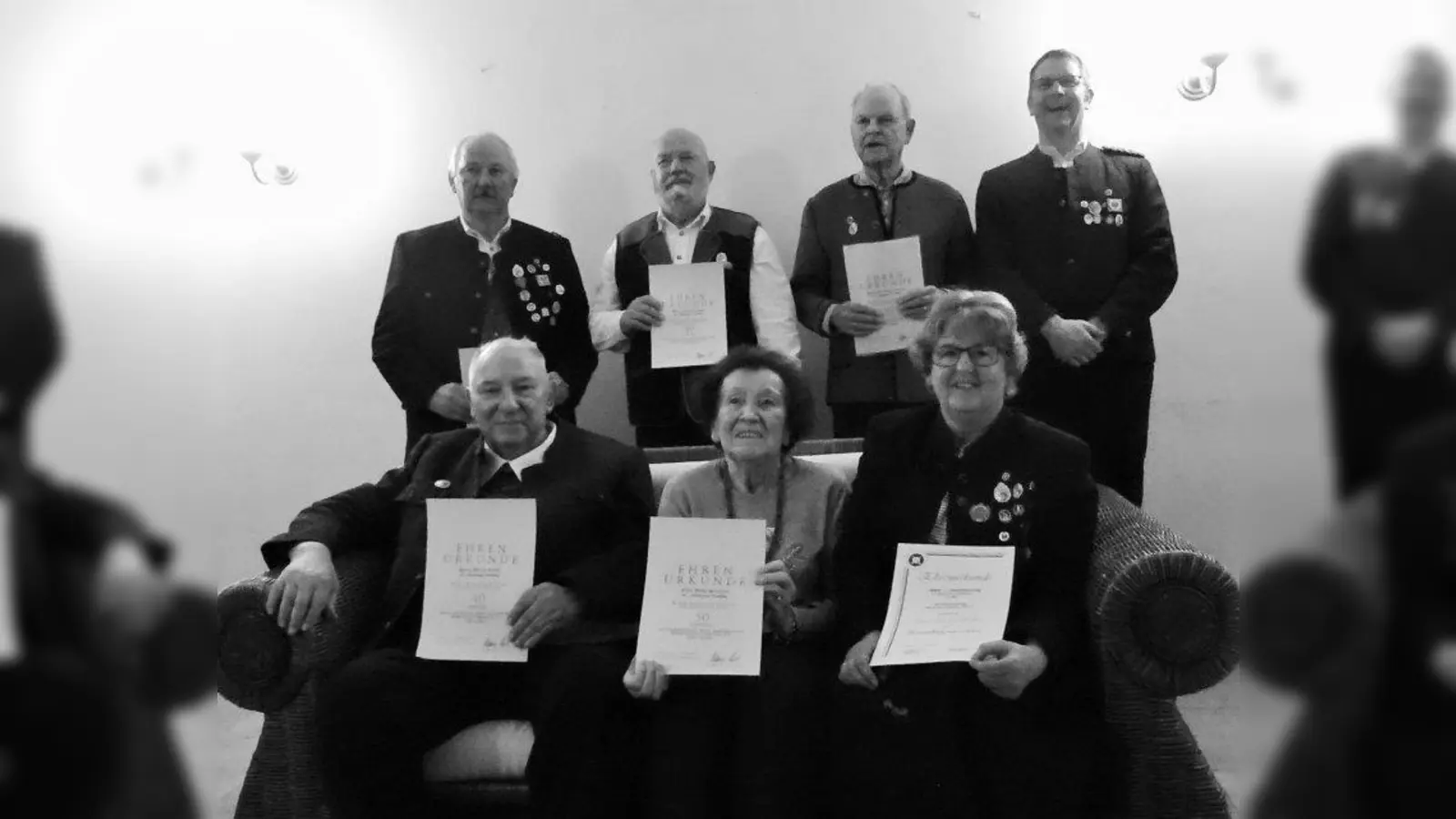 Für langjährige Mitgliedschaft im BSSB ausgezeichnet: stehend v.l. Wolfgang Lörke, James Jenkins, Dr. Alfred Leclaire, Andreas Lörke; sitzend v.l. Ulrich Mayer sen., Katharina Stöckner und Christl Lörke. (Foto: Schützenverein)