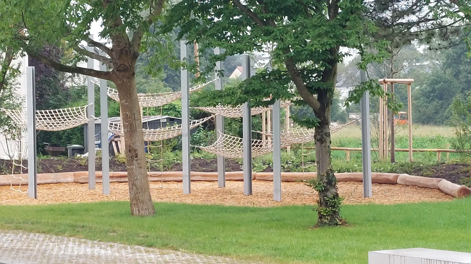 Unter dem alten Baumbestand gibt es ein Element mit Kletter- und Liegenetzen. (Foto: Baureferat)