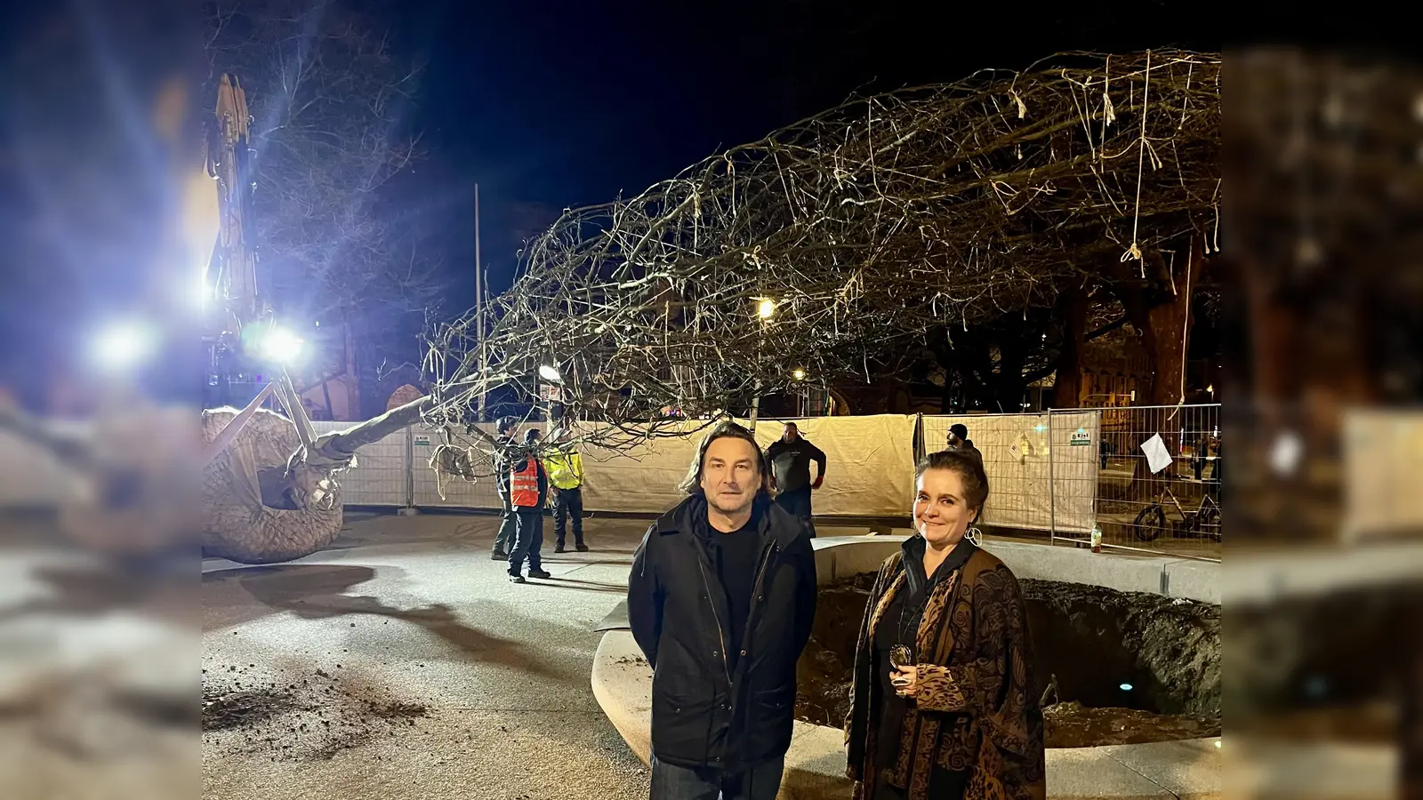 In der Nacht wurden die beiden großen Platanen (hinten eine von ihnen) gepflanzt. Baureferentin Jeanne-Marie Ehbauer und Stadtdirektor Florian Hochstätter erläuterten den spürbaren Nutzen fürs urbane Mikroklima. (Foto: LHM)