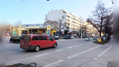 An der Kreuzung Implerstraße und Schmied-Kochel-Straße (rechts) überqueren viele Fußgänger die Straße. (Foto: tje)