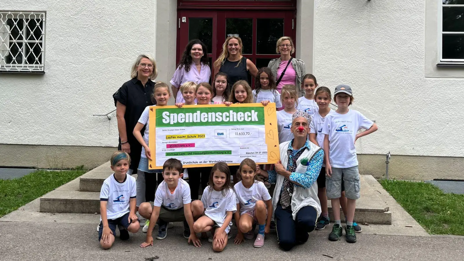 Freuten sich über das tolle Ergebnis: einige der Kinder, „Dr. Schmarrn” (rechts, knieend), Claudia Maria Esser und Simone Horndasch von Pfiffikus e.V. (von links), Rektorin Stefanie Stöckle und Elternbeiratsvorsitzende Prof. Dr. Sonja Kirchhoff. (Foto: Grundschule)