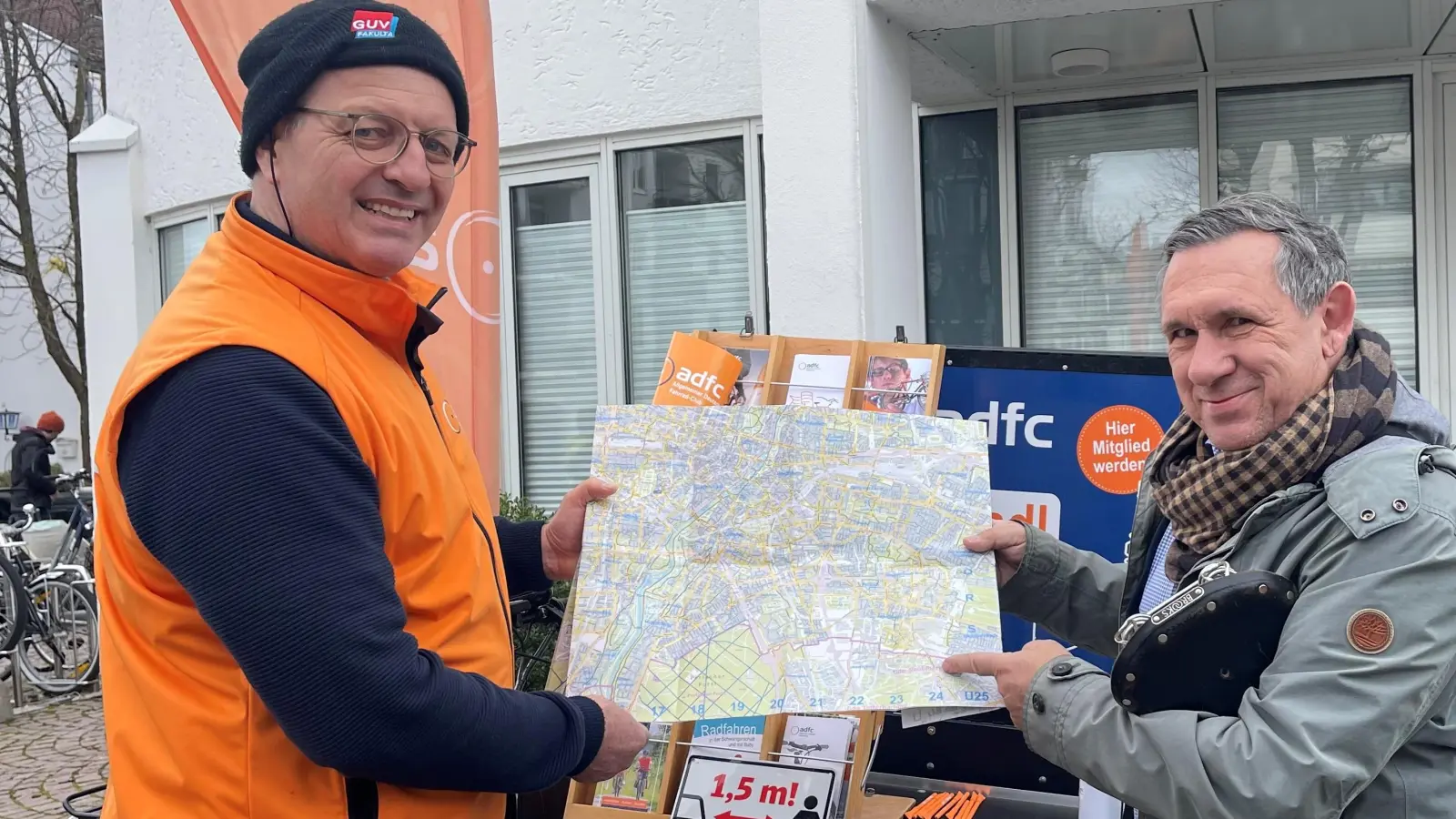 Christian Sprey, Sprecher des Unterhachinger ADFC, präsentiert den Radwegefahrplan für München beim Radlflohmarkt in Unterhaching. Michael Anft freut sich über die wertvollen Tipps.  (Foto: hw)
