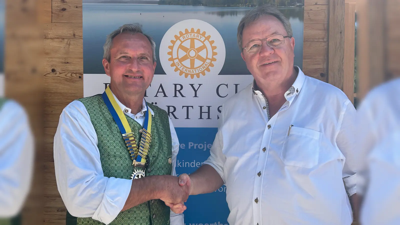 Ämterwechsel beim Rotary Club Wörthsee: Johannes von Perger (l.) übernimmt das Amt von seinem Vorgänger Holger Hamann. (Foto: Maren Martell)