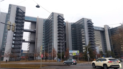 Das Pilotprojekt „Ten Towers”: In dem ehemaligen Bürogebäude in der Dingolfinger Straße soll Wohnraum für Azubis und Studierende entstehen. (Foto: bas)