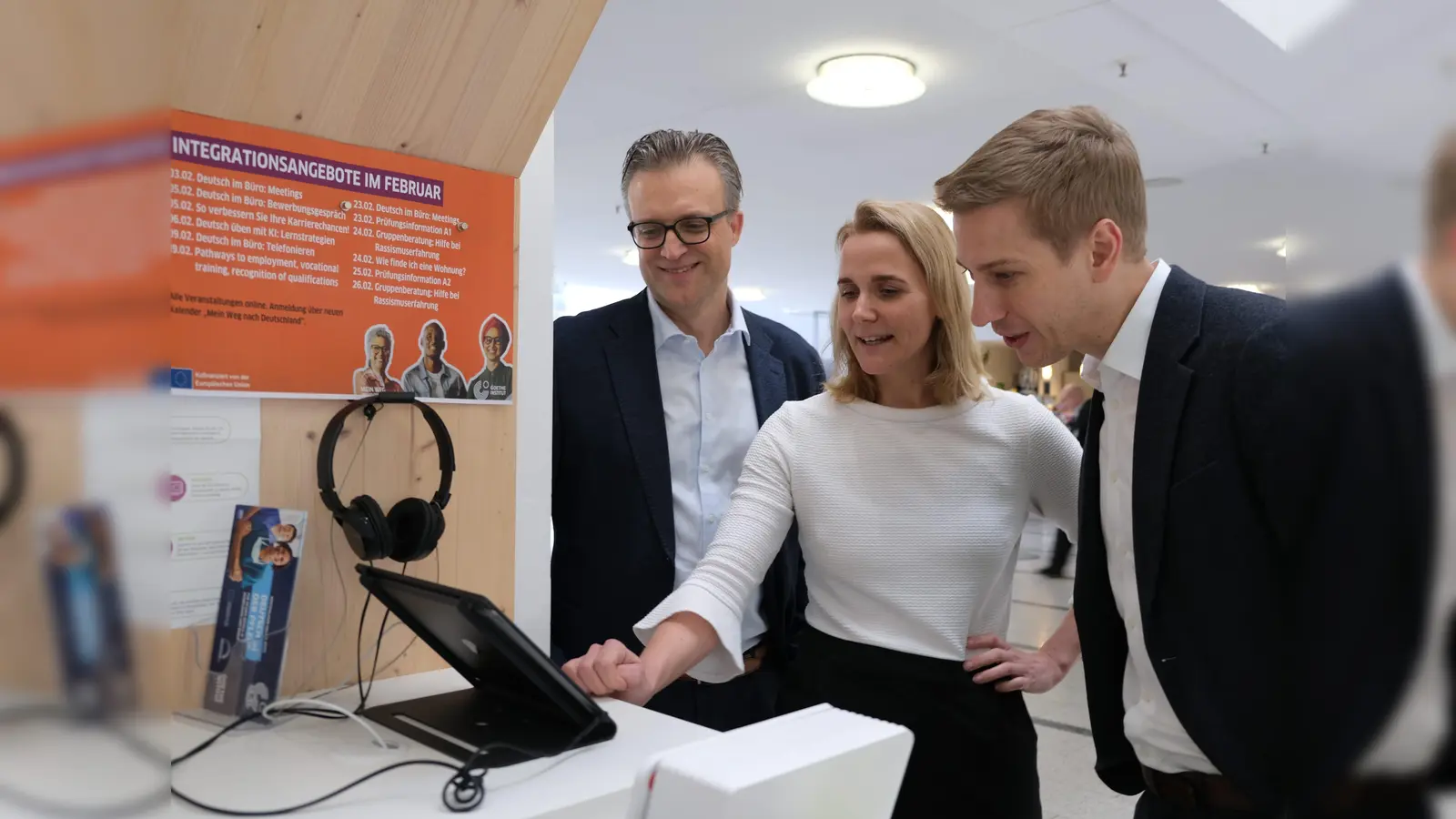 Testeten im neuen Welcome Center das IT-Angebot (von links): Tobias Schalkhaußer von Brainlab, Kreisverwaltungsreferentin Hanna Sammüller und Bürgermeister Dominik Krause. (Foto: KVR)