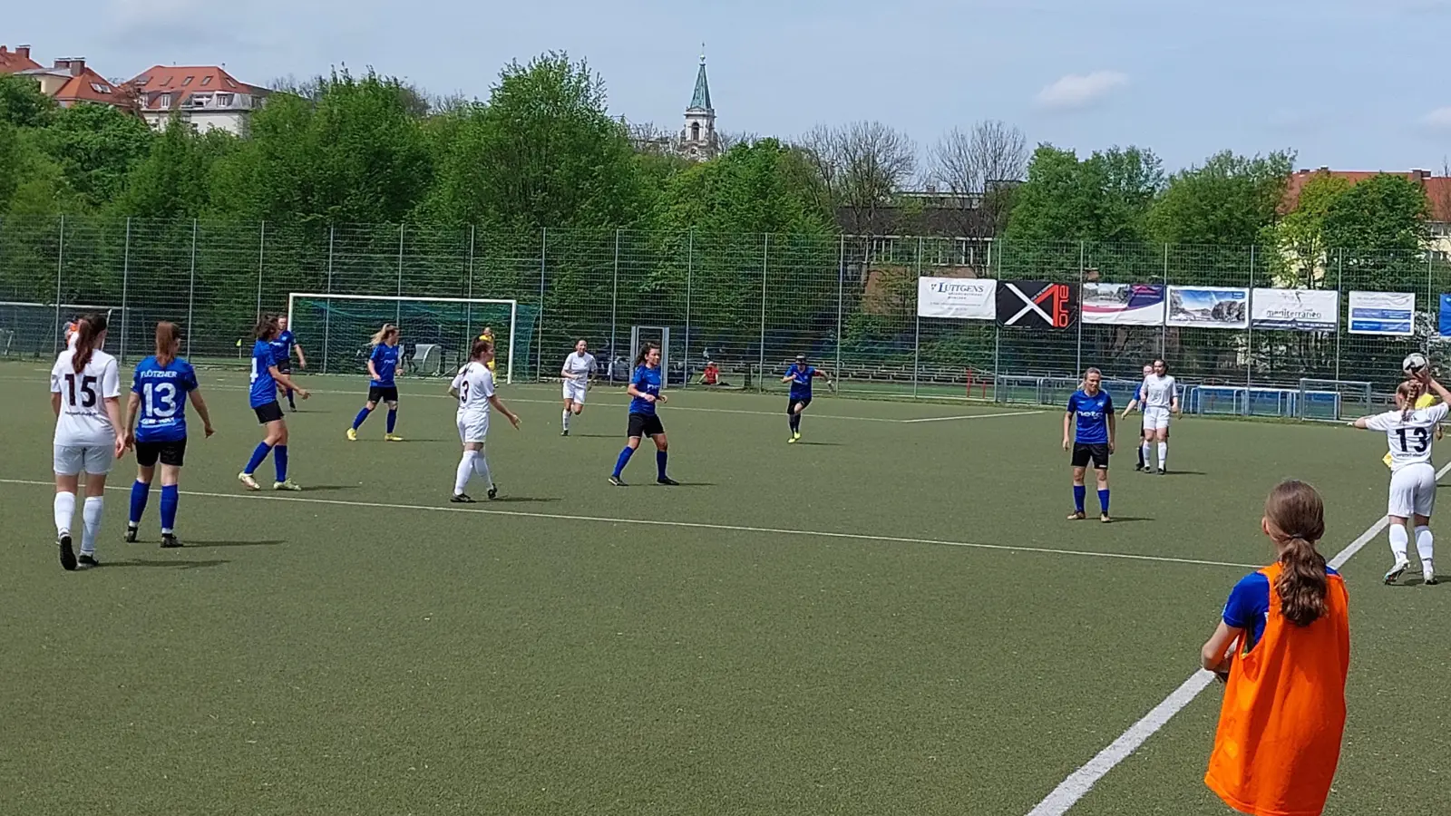 Regionalliga-Fußball – und kaum einer mag hingehen: Der FFC Wacker München (blau) spielt an der Demleitnerstraße manchmal vor zweistelligen Zuschauerkulissen. (Foto: bas)