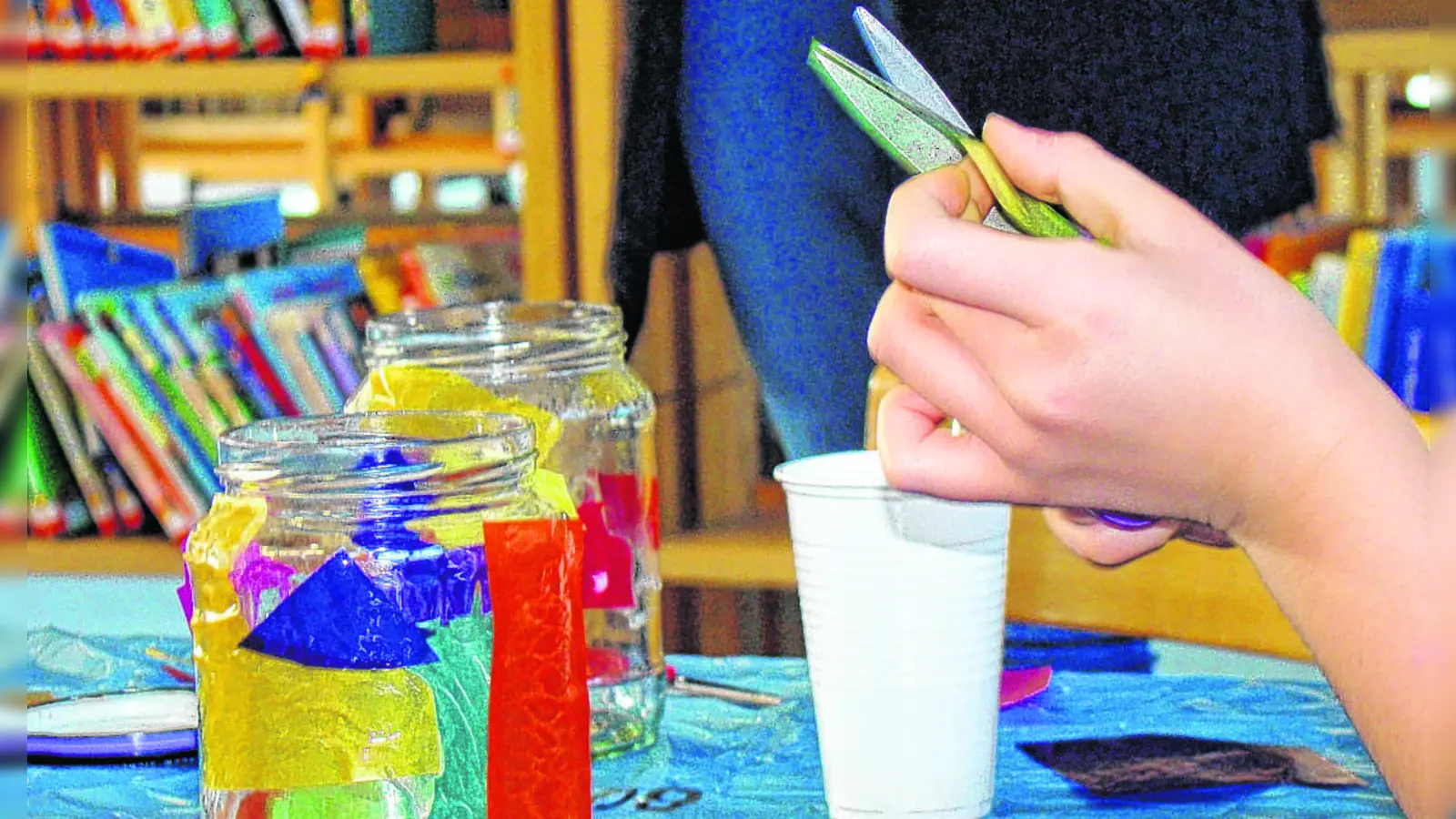 Die Feinmotorik wird in den Kitas beim Basteln geschult, damit später das Schreiben in der Schule gelingt. (Foto: pst)