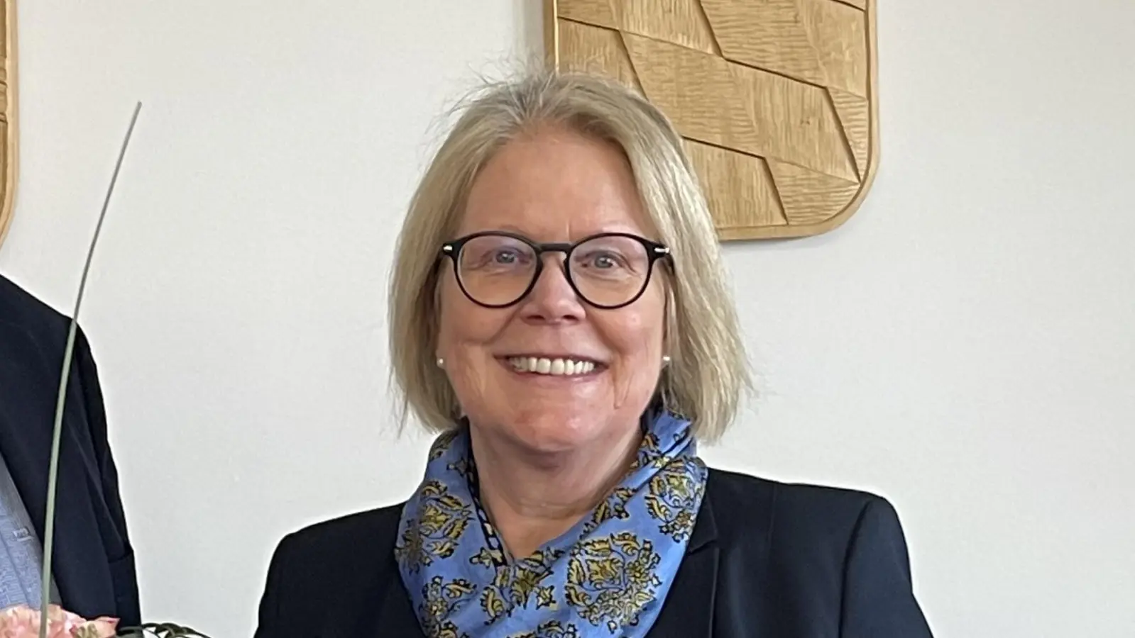 Bürgermeister Peter Köstler gratulierte Elke Naeve zum Dienstjubiläum. (Foto: Gemeinde Gräfelfing)