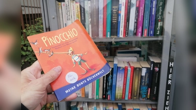 Die von Petra Steckelmann kurz nacherzählte und von Miryam Specht nett illustrierte Pinocchio-Geschichte im Aubinger Bücherschrank. (Foto: job)