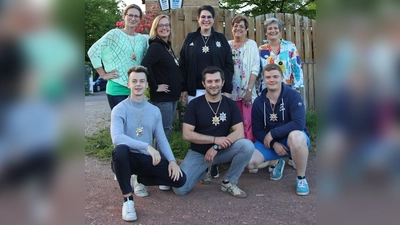 Das neue Präsidium der Würmesia: v.l. Katrin Kagerer, Daniela Breitenberger, Elisabeth Proyer, Elli Leckert, und Birgit Fuchs-Laine. Davor die drei Beisitzer Lukas Schreppel, Andreas Kübler und Sebastian Serve.  (Foto: Würmesia)