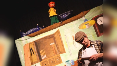 Pumuckl und Meister Eder verlassen die Werkstatt, um eine gewonnene Schiffsreise anzutreten. (Foto: Kilger)